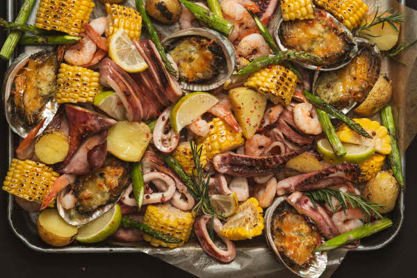 각종 해산물을 갈릭버터에 구워 향을 살린 고급 해산물 그릴 요리