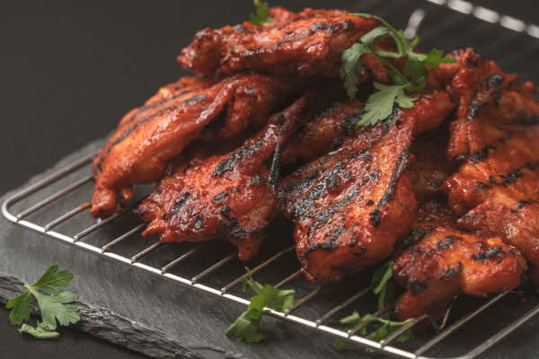 뼈 닭다리살을 그대로 포떠서 갈비처럼 손질후 매콤한 양념을 발라 불향을 입혀 구워낸 닭갈비