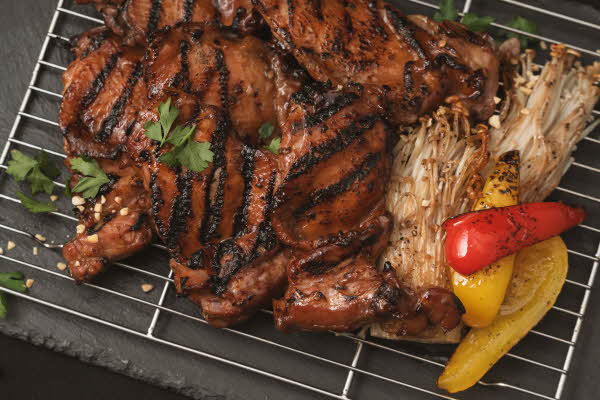 뼈 닭다리살을 그대로 포떠서 갈비처럼 손질후 간장 양념을 발라 불향을 입혀 구워낸 닭갈비