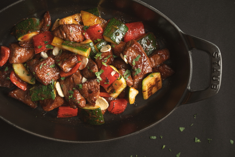 프라임등급 부채살에 각종 채소, 특제 잭다니엘 소스로 맛을 낸 시그니처 메뉴/ 45일간 저장고에서 숙성한 한우 등심에 각종 채소, 특제 잭다니엘 소스로 맛을 낸 고급 메뉴