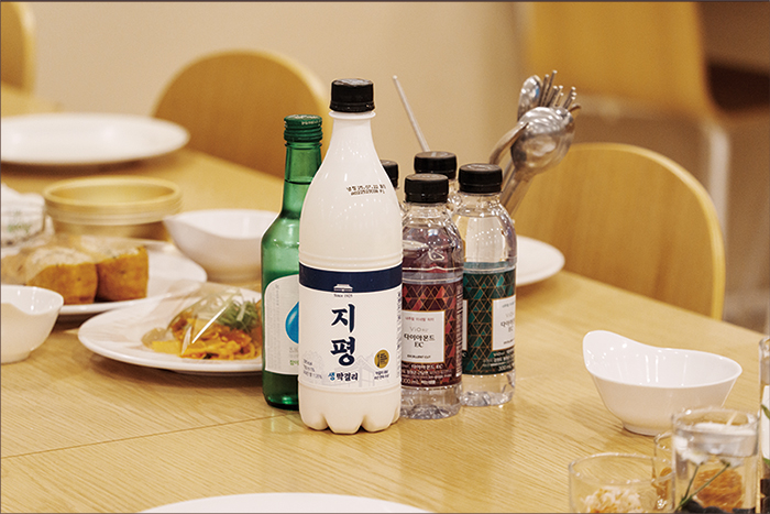 막걸리와 소주 및 음료 구성